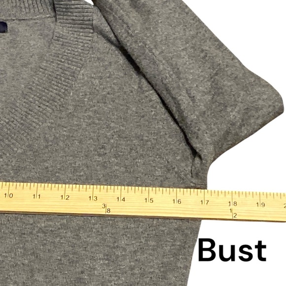 Gray V-Neck Sweater by Gap with Long Sleeves and Soft Texture - Picture 4 of 6